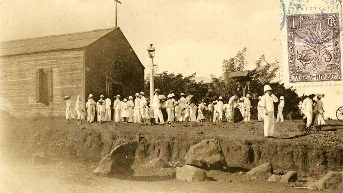 Sortie de la messe le dimanche il y a cent ans à Antsiranana
